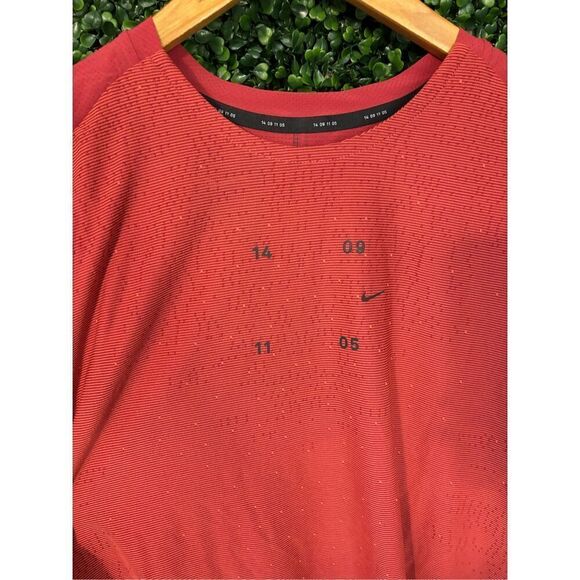 Nike Men's TECH PACK TOP HYBRID RUNNING SHIRT Red Dri-Fit Small - Picture 2 of 6